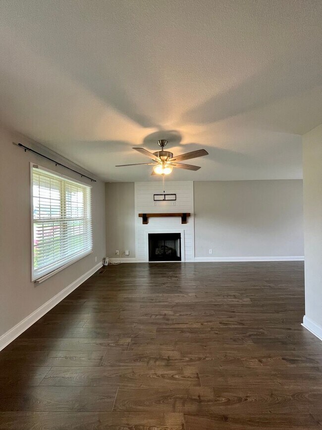 Building Photo - ** COMING SOON ** Beautiful Large Home in Great Location