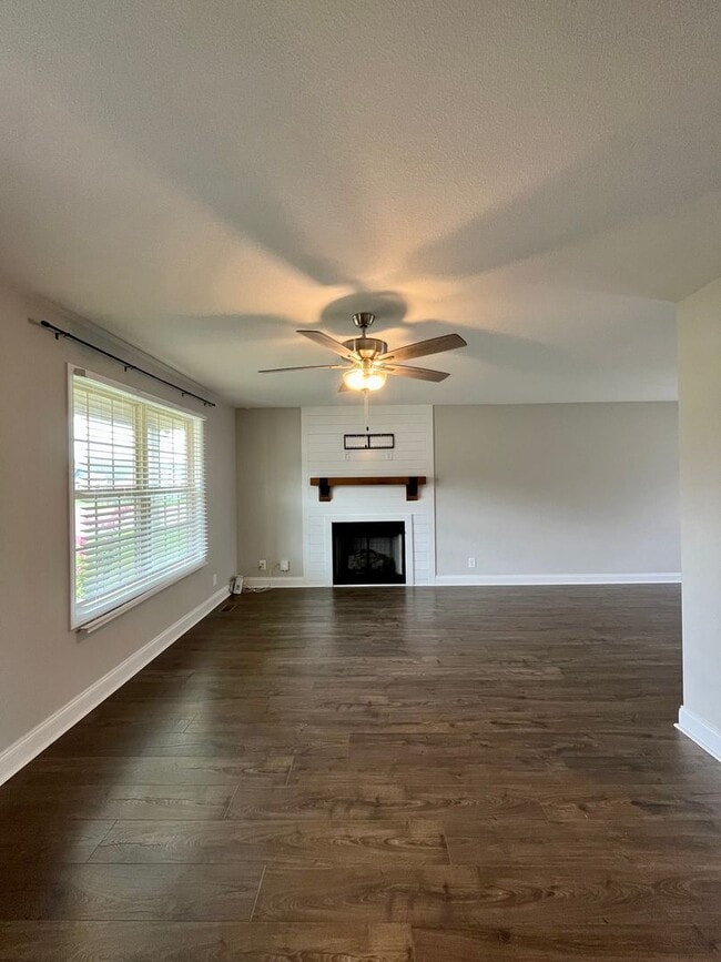 Building Photo - Beautiful Large Home in Great Location