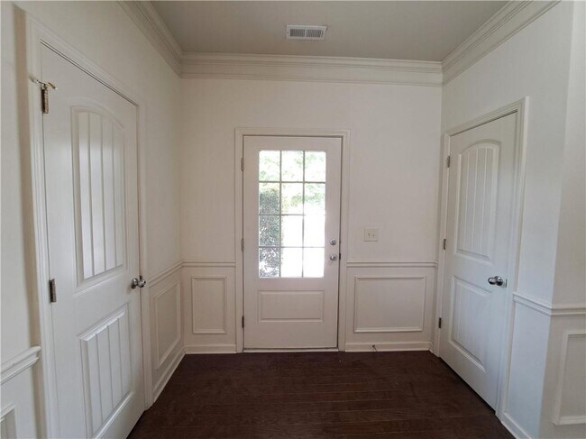 Building Photo - 867 Pine Ln