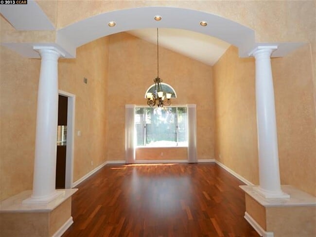 Building Photo - 655 Sun Tree Ct