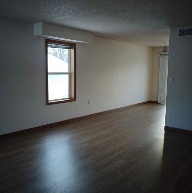 Building Photo - $1,495 | 2 Bedroom, 2.5 Bathroom Town Home | Pet Friendly* | Available for August 1st, 2026 Move In!