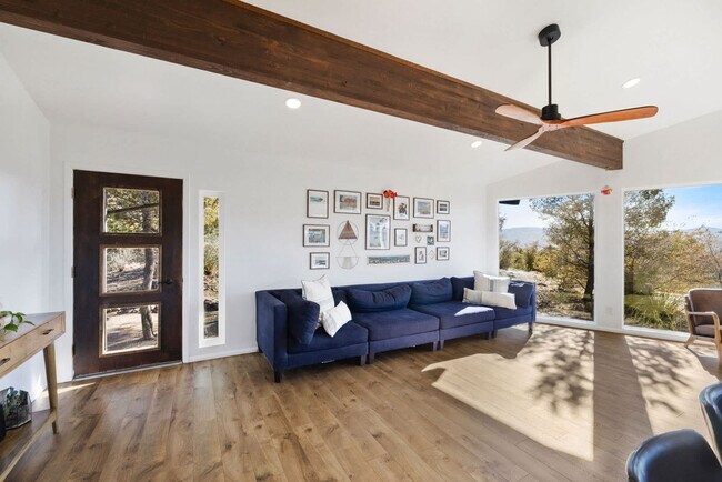 Building Photo - 828 Black Dr