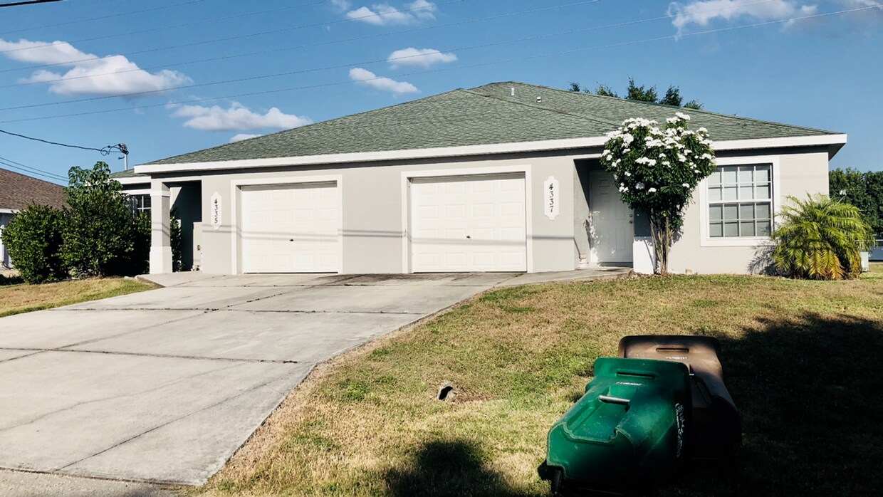 Foto principal - Experience this 3 bedroom 2 bath duplex with 1 car garage and screened in Lanai.