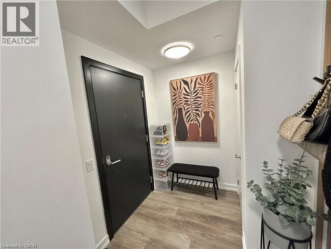 Building Photo - 15 Wellington St S