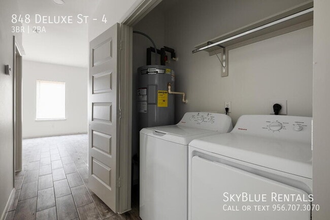 Building Photo - 848 Deluxe St