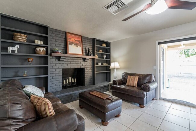 Building Photo - 1034 E Las Palmaritas Dr
