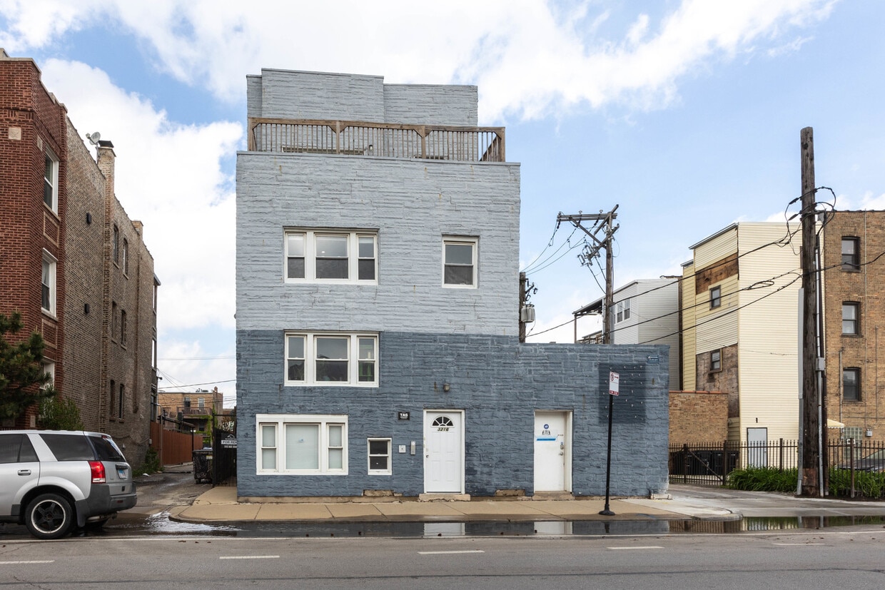 Primary Photo - 3216 W Augusta Blvd