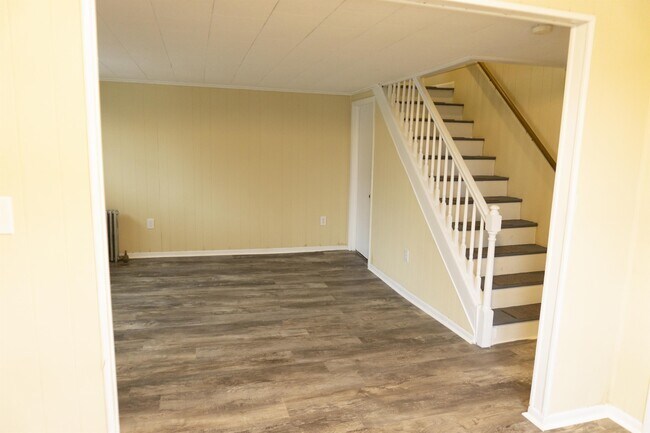 Building Photo - 210 Lavelle Ct