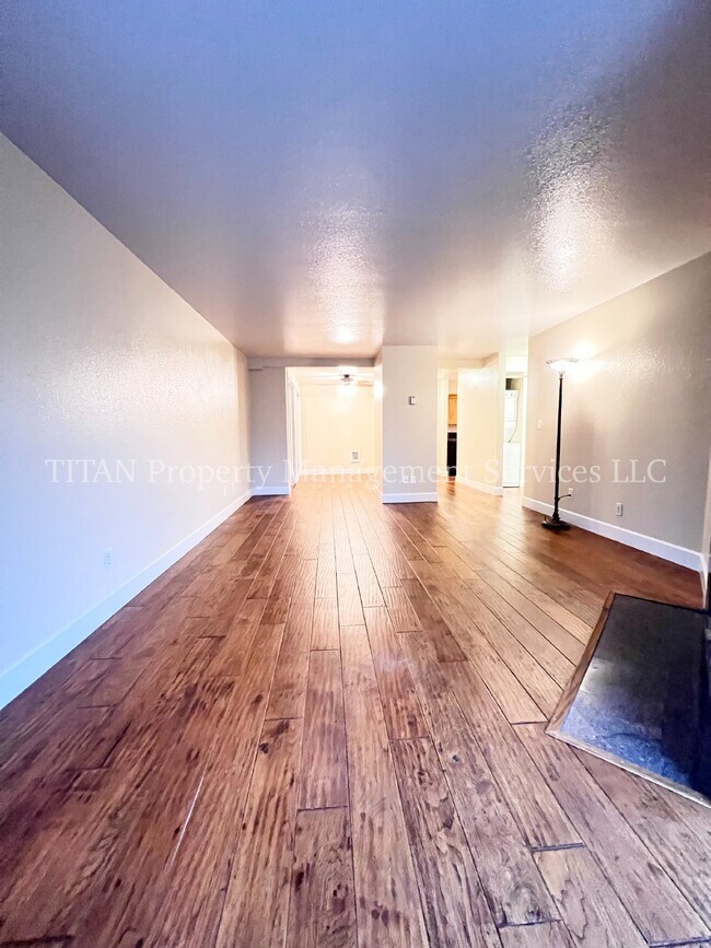 Building Photo - FREE RENT-Charming 1-Bed Condo Retreat with Fireplace & Pool in Tualatin!