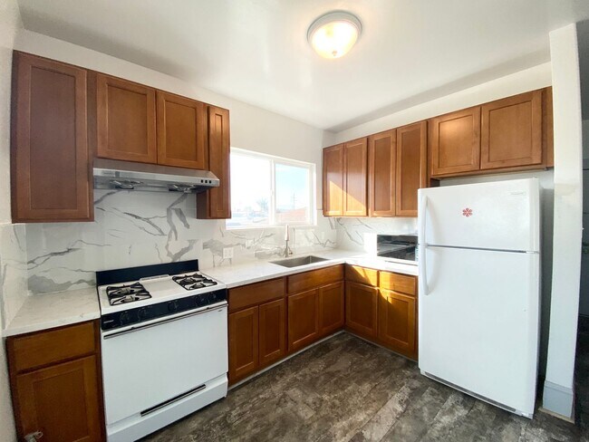 Building Photo - 654-656 20th St