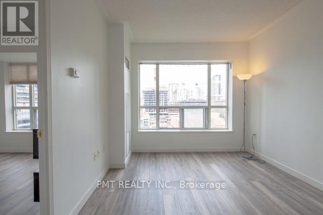 Photo du bâtiment - 889-889 Bay St.