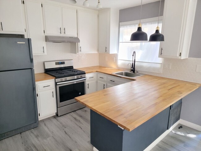 Building Photo - Mountain Home