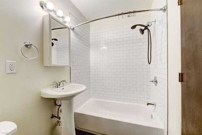 Foto del edificio - 2 br, 1 bath Triplex - 615 North 32nd Stre...