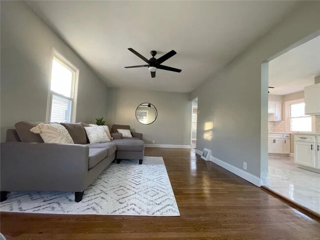 Building Photo - 1349 Kraft St