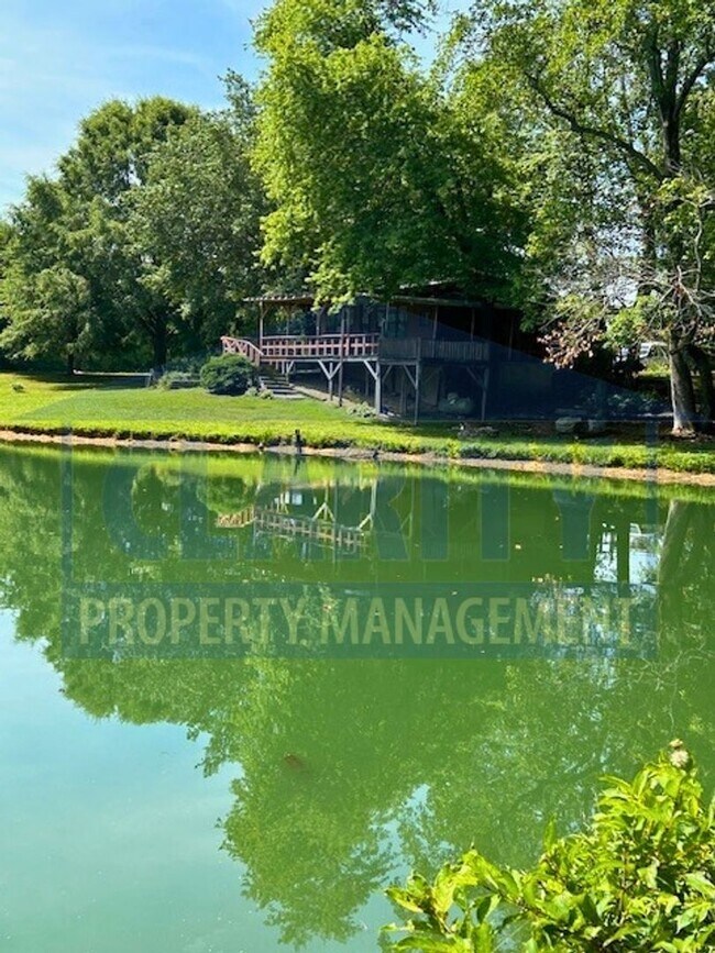 Foto del edificio - One bedroom cabin w/ private pond!