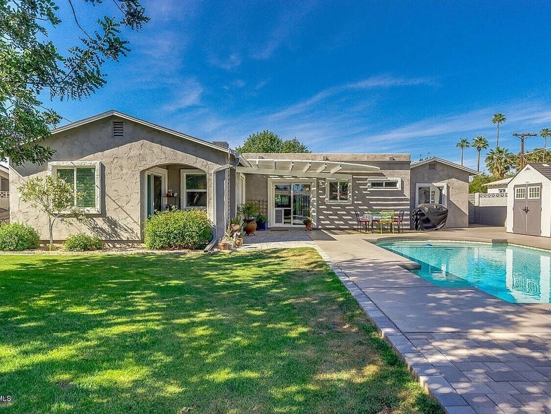 Foto principal - 4 Bedroom Single Family Home in Phoenix
