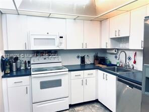 Primary Photo - 3800 Oaks Clubhouse Dr