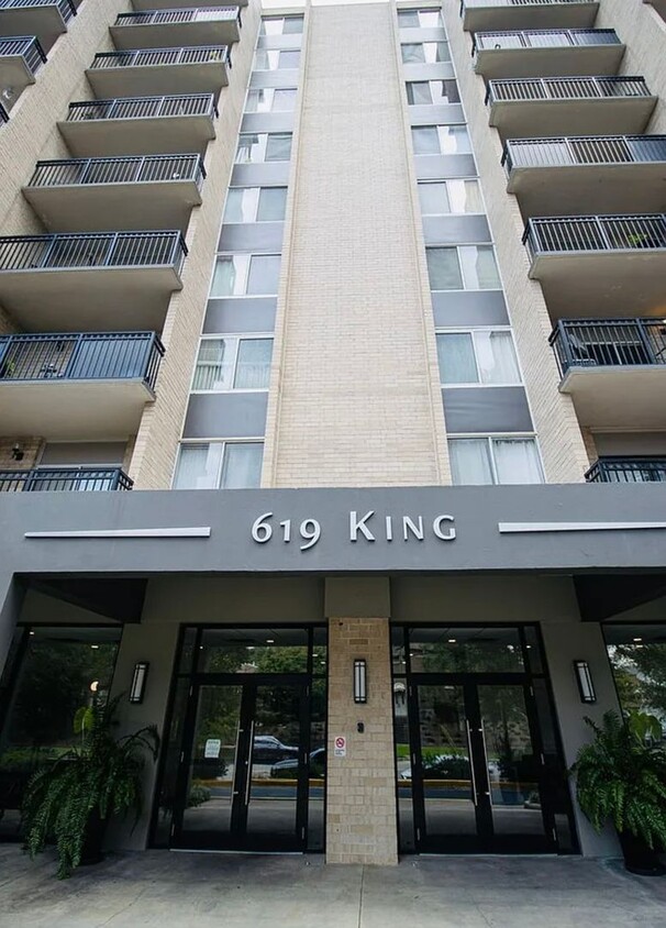 Foto principal - Upscale 1BR/1BA Condo with Balcony & City ...