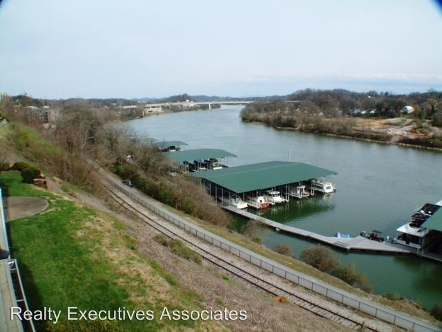 Building Photo - 2 br, 2.5 bath House - 544 Riverfront Way