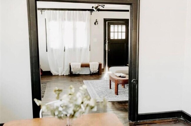 Vista desde el comedor a la sala de estar. - 620 Berkley Rd