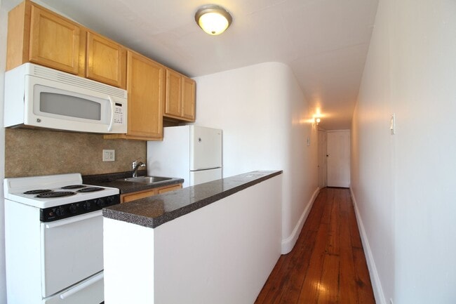 Building Photo - Charming 1 BR w/ Great Natural Light!*Avai...