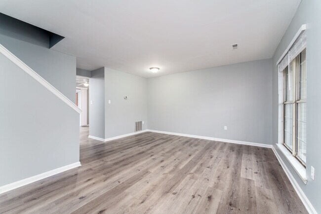 Building Photo - 2826 Red Oak Ln