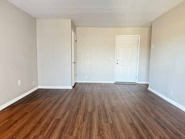Building Photo - 2 Bedroom Unit was recently renovated. Live walking distance from the downtown square or steps fr...