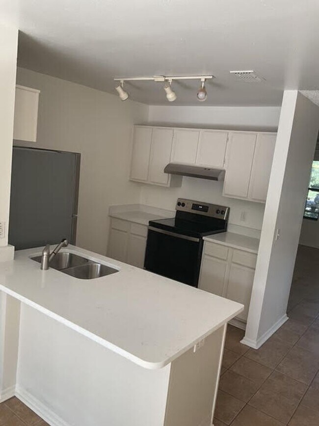 Foto del edificio - Beautiful Newly Renovated 2 Bedroom 2 Bath...