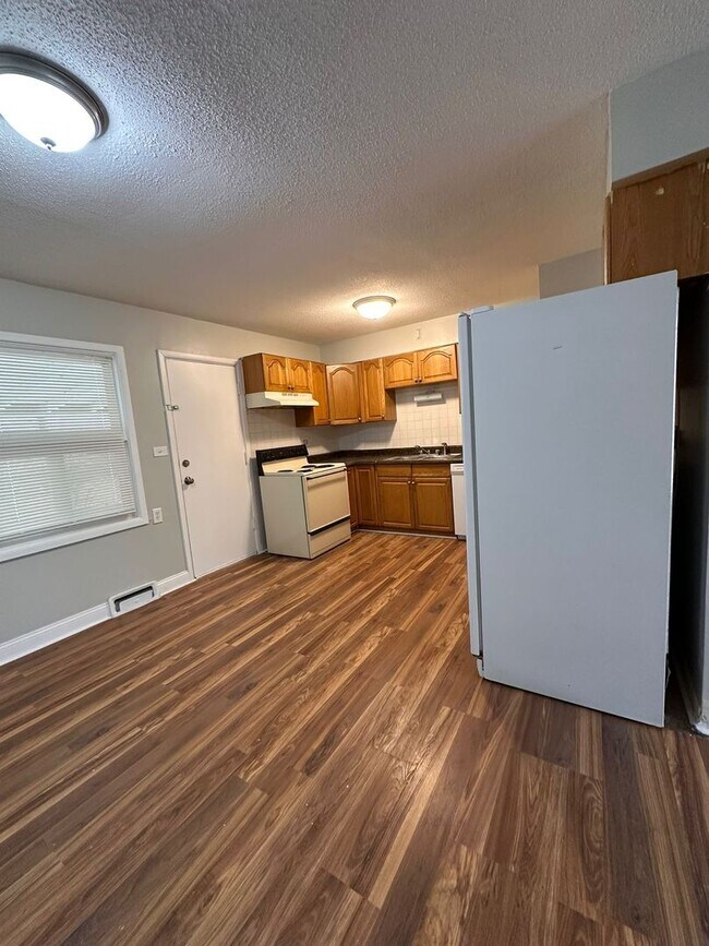 Building Photo - 4 bedrooms 1 Full bathroom. The house is very spacious living room, dining room and full kitchen ...