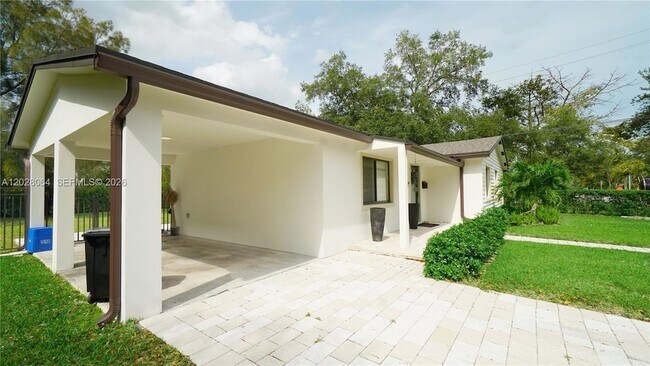 Foto del edificio - 255 Grant Dr
