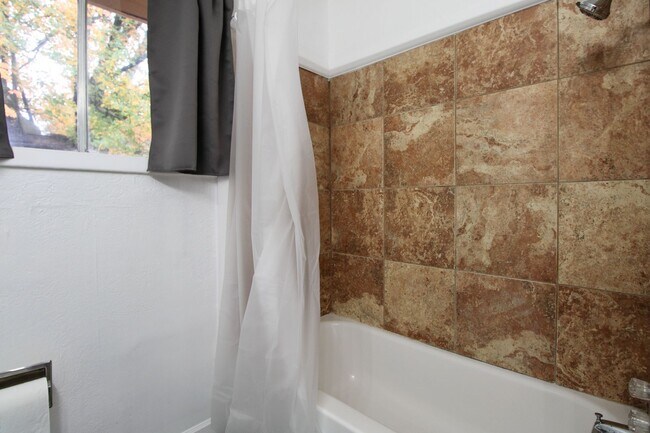 Building Photo - Keizer Home, Washer/Dryer Included, Large ...
