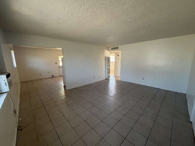 Building Photo - Charming 2 Bedroom, 1 Bathroom Home with Private Fenced Yard