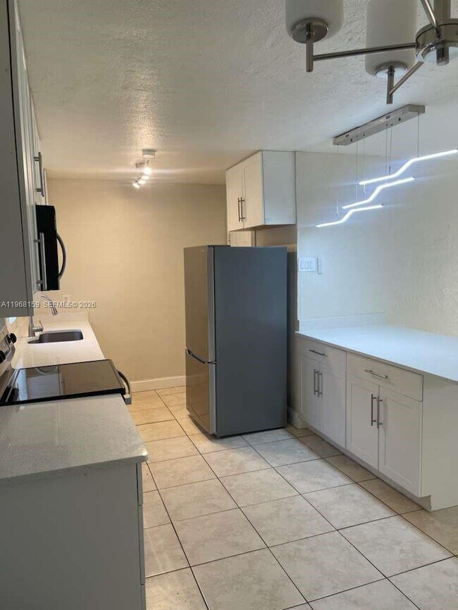 Foto del edificio - 21882 Haines Ave