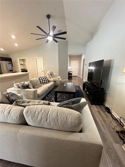 Foto del edificio - 6911 Gideon Cir