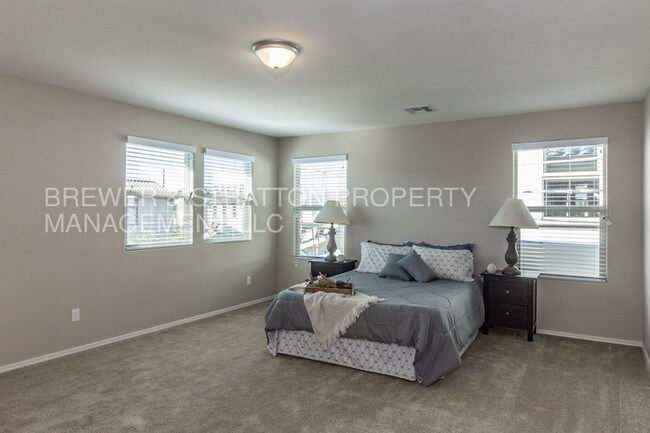 Building Photo - 846 N Pheasant Dr