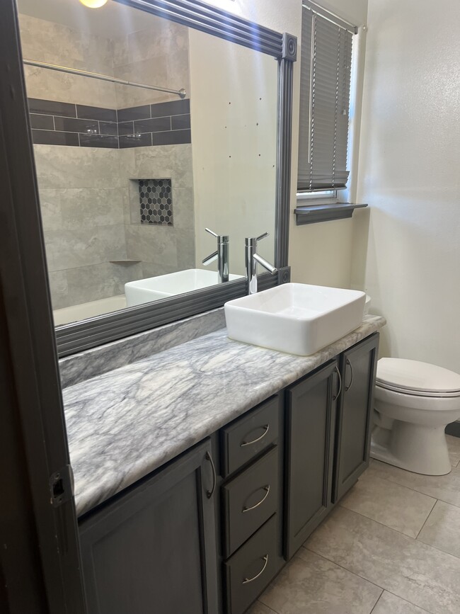 Building Photo - 3016 Hillsdale Ave