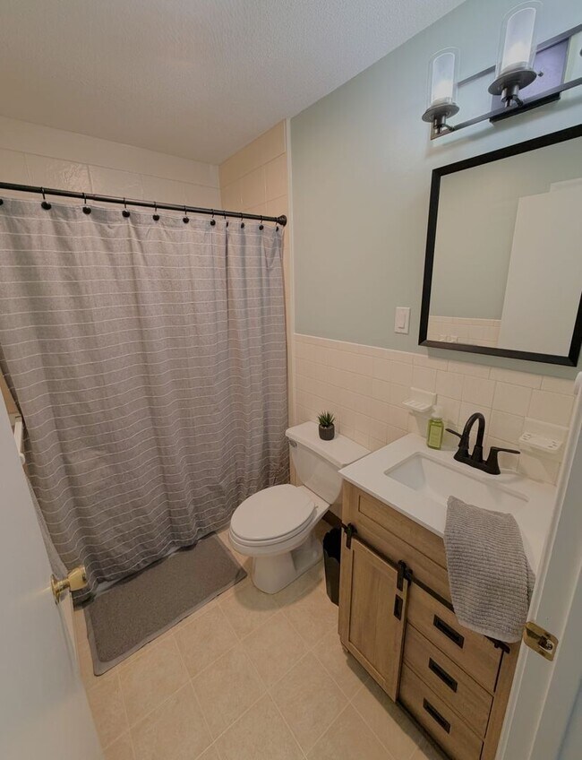 Foto del edificio - Lakeside Living 2 Bedroom Available NOW