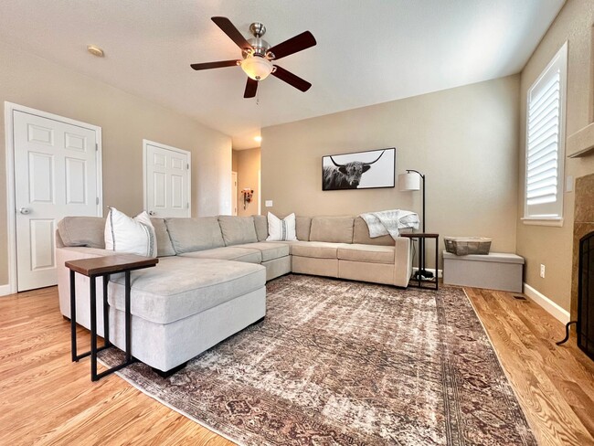 Building Photo - Beautiful 3 Bed 3.5 Bath House in Windsor!