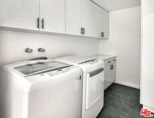 Building Photo - 440 S Roxbury Dr