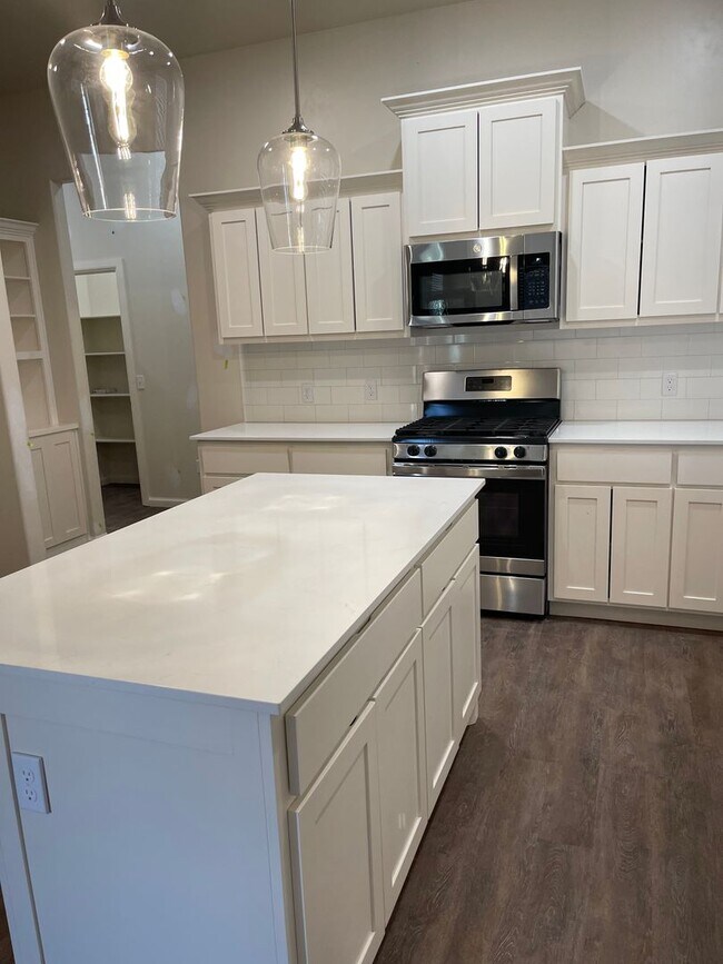 Building Photo - 3 bed 2.5 bath home in The Enclave