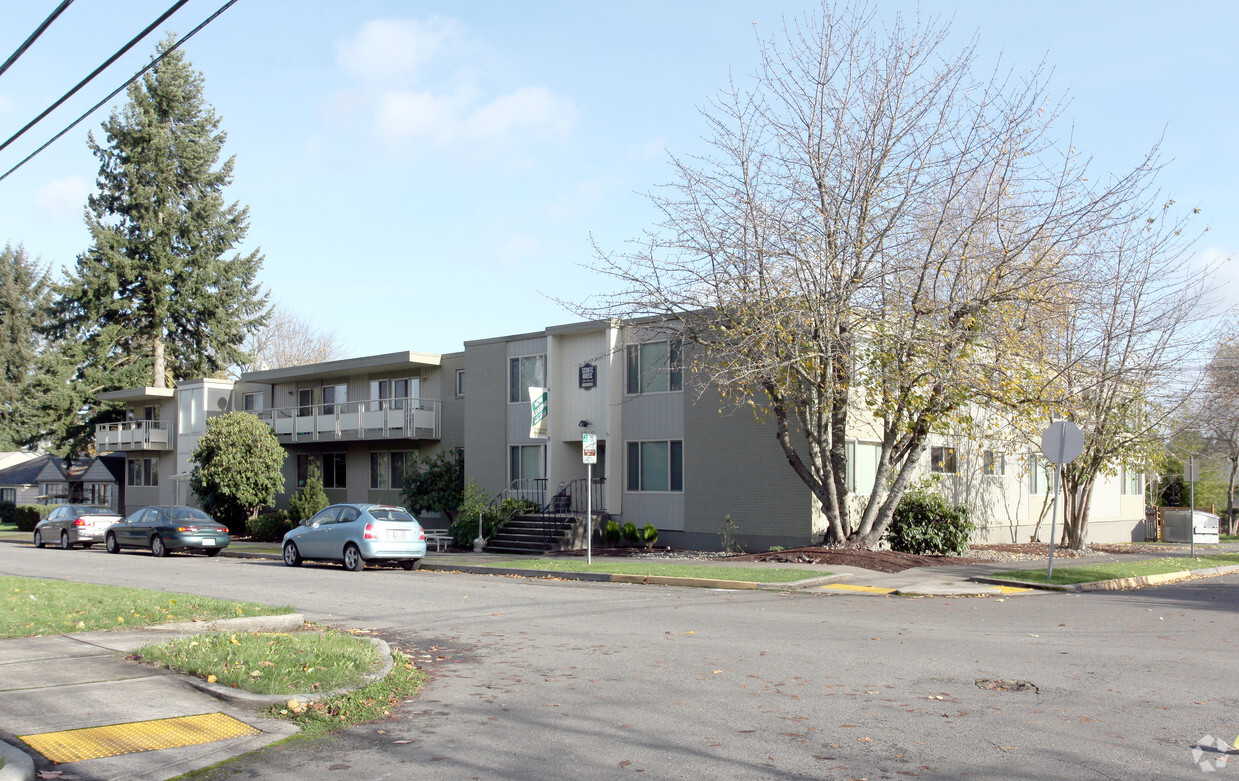 Primary Photo - Senate House Apartments