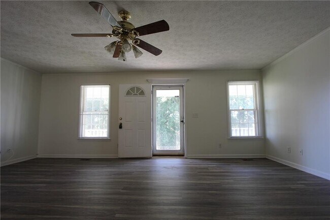 Foto del edificio - 818 Springlake Rd