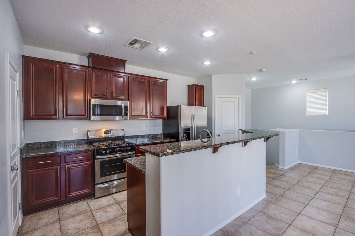 Primary Photo - Lovely 2 bed 2 bath upstairs townhouse in ...