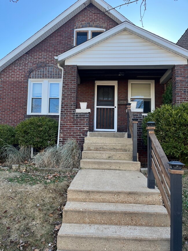 Front view - 4940 Walsh St