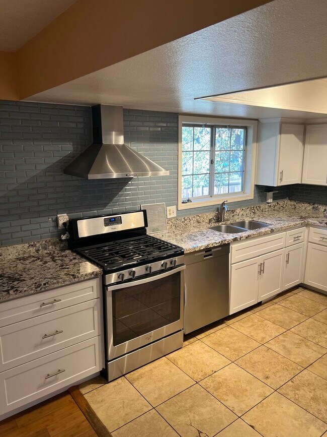 Foto del edificio - Beautiful Rockridge Home for long term Lease.