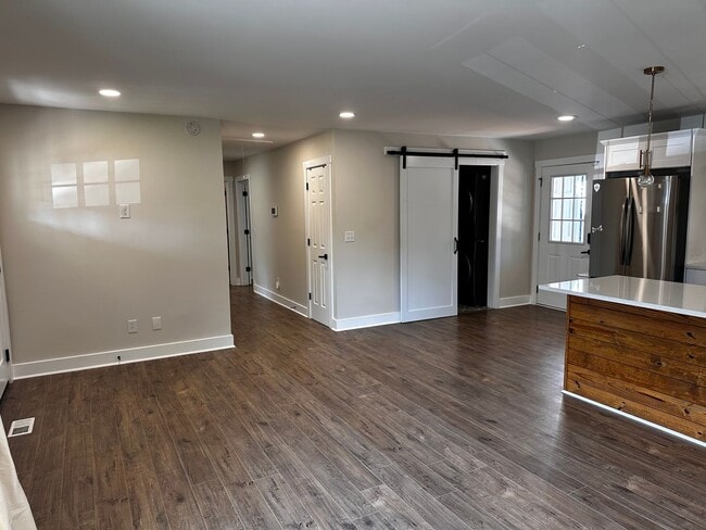Building Photo - Adorable Woodbine House with Large Flat Ya...