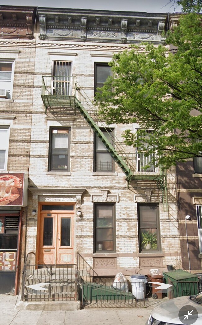 Building Photo - 977 Seneca Ave