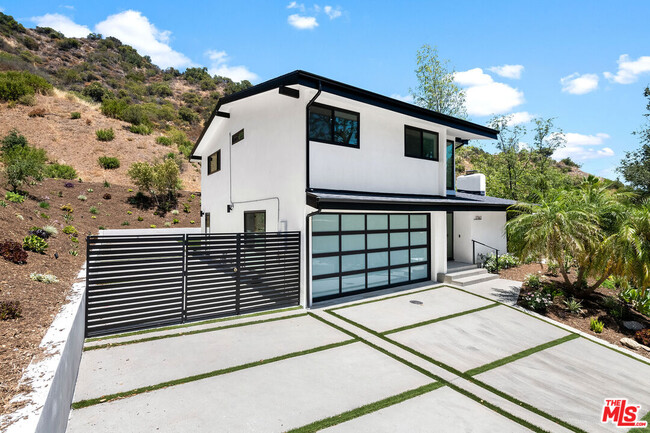 Building Photo - 17163 Clemons Dr