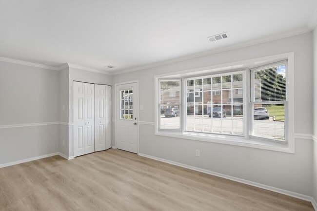 Foto del edificio - Renovated Hilltop Village Townhouse-Available 5/15/26