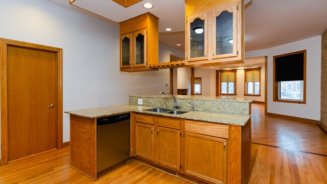 Building Photo - 4746 S Prairie Ave